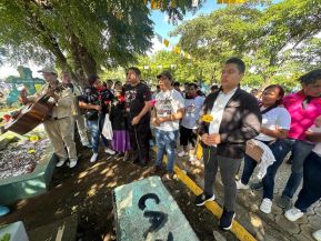 Familias nicaragüenses visitan a sus files difuntos en los distintos cementerios del país