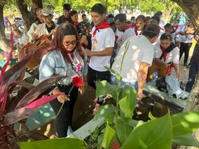 Familias nicaragüenses visitan a sus files difuntos en los distintos cementerios del país