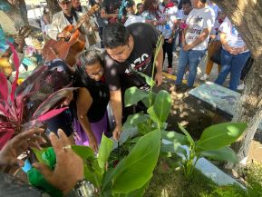 Familias nicaragüenses visitan a sus files difuntos en los distintos cementerios del país