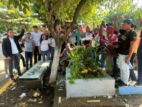 Familias nicaragüenses visitan a sus files difuntos en los distintos cementerios del país