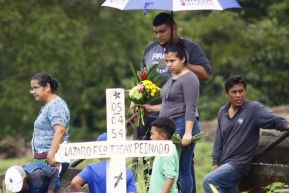 Familias nicaragüenses visitan a sus files difuntos en los distintos cementerios del país