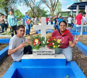 Familias nicaragüenses visitan a sus files difuntos en los distintos cementerios del país