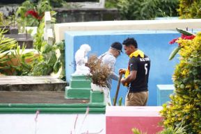 Familias nicaragüenses visitan a sus files difuntos en los distintos cementerios del país