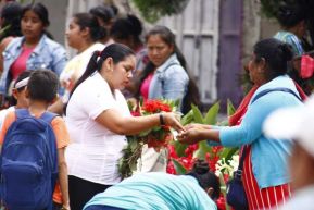 Familias nicaragüenses visitan a sus files difuntos en los distintos cementerios del país