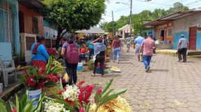 Familias nicaragüenses visitan a sus files difuntos en los distintos cementerios del país