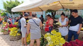 Familias nicaragüenses visitan a sus files difuntos en los distintos cementerios del país