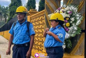 Familias nicaragüenses visitan a sus files difuntos en los distintos cementerios del país