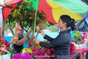 Familias nicaragüenses visitan a sus files difuntos en los distintos cementerios del país