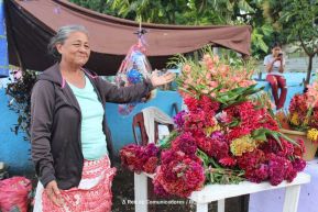 Familias nicaragüenses visitan a sus files difuntos en los distintos cementerios del país