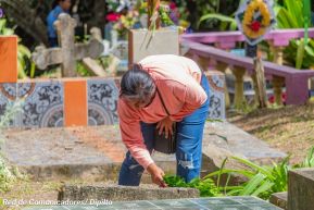 Familias nicaragüenses visitan a sus files difuntos en los distintos cementerios del país