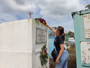 Familias nicaragüenses visitan a sus files difuntos en los distintos cementerios del país