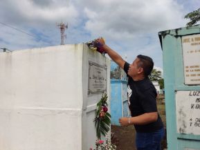Familias nicaragüenses visitan a sus files difuntos en los distintos cementerios del país