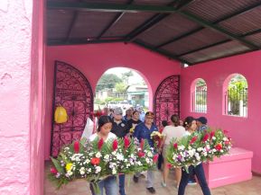 Familias nicaragüenses visitan a sus files difuntos en los distintos cementerios del país