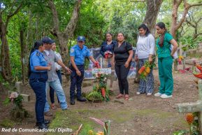 Familias nicaragüenses visitan a sus files difuntos en los distintos cementerios del país