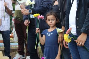 Familias nicaragüenses visitan a sus files difuntos en los distintos cementerios del país