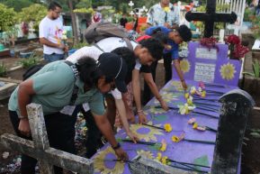 Familias nicaragüenses visitan a sus files difuntos en los distintos cementerios del país