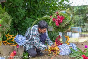 Familias nicaragüenses visitan a sus files difuntos en los distintos cementerios del país