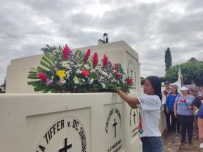 Familias nicaragüenses visitan a sus files difuntos en los distintos cementerios del país