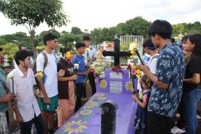 Familias nicaragüenses visitan a sus files difuntos en los distintos cementerios del país