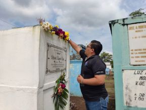Familias nicaragüenses visitan a sus files difuntos en los distintos cementerios del país