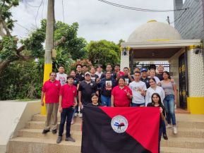 Familias nicaragüenses visitan a sus files difuntos en los distintos cementerios del país