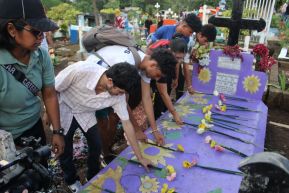 Familias nicaragüenses visitan a sus files difuntos en los distintos cementerios del país