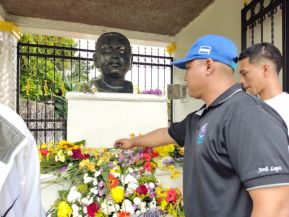 Familias nicaragüenses visitan a sus files difuntos en los distintos cementerios del país