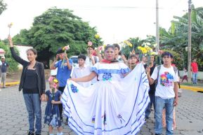 Familias nicaragüenses visitan a sus files difuntos en los distintos cementerios del país