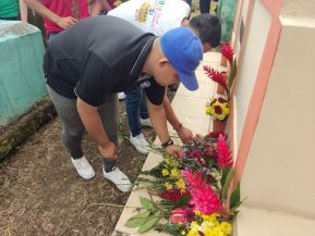 Familias nicaragüenses visitan a sus files difuntos en los distintos cementerios del país
