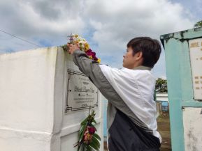 Familias nicaragüenses visitan a sus files difuntos en los distintos cementerios del país