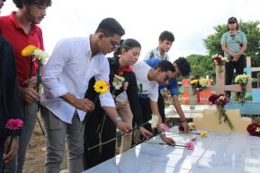 Familias nicaragüenses visitan a sus files difuntos en los distintos cementerios del país