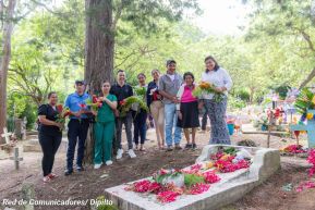 Familias nicaragüenses visitan a sus files difuntos en los distintos cementerios del país