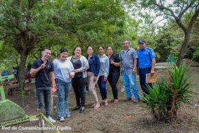 Familias nicaragüenses visitan a sus files difuntos en los distintos cementerios del país