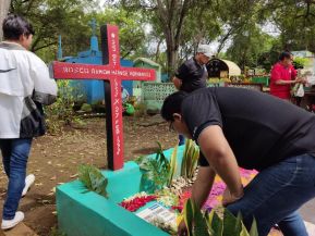 Familias nicaragüenses visitan a sus files difuntos en los distintos cementerios del país