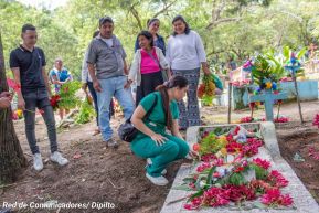 Familias nicaragüenses visitan a sus files difuntos en los distintos cementerios del país