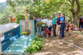 Familias nicaragüenses visitan a sus files difuntos en los distintos cementerios del país