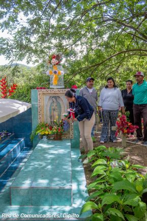 Familias nicaragüenses visitan a sus files difuntos en los distintos cementerios del país