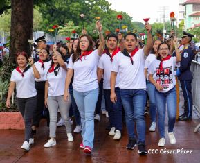 Nicaragüenses rinden homenaje al Comandante Carlos Fonseca a 48 años de su tránsito a la inmortalidad