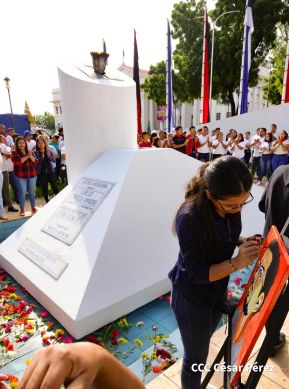 Nicaragüenses rinden homenaje al Comandante Carlos Fonseca a 48 años de su tránsito a la inmortalidad