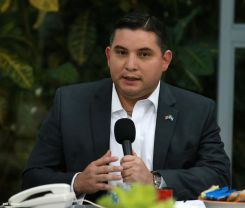 Presidente Daniel y Compañera Rosario se reúnen con directivos AMCHAM