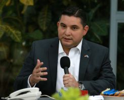 Presidente Daniel y Compañera Rosario se reúnen con directivos AMCHAM