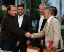 Presidente Daniel y Compañera Rosario se reúnen con directivos AMCHAM