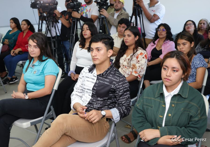 Estudiantes que realizaron prácticas en Medios del Poder Ciudadano reciben reconocimientos