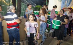 ¡María de Nicaragua, Nicaragua de María! Familias celebran la tradicional Gritería a la Purísima