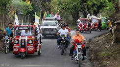 Comunidad Los Ladinos recibe jubilosa a Cardenal Leopoldo Brenes