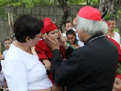Comunidad Los Ladinos recibe jubilosa a Cardenal Leopoldo Brenes
