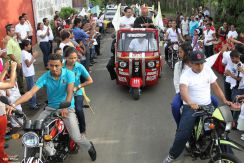 Comunidad Los Ladinos recibe jubilosa a Cardenal Leopoldo Brenes