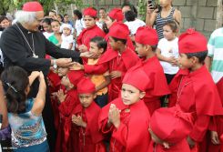Comunidad Los Ladinos recibe jubilosa a Cardenal Leopoldo Brenes