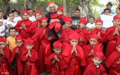 Comunidad Los Ladinos recibe jubilosa a Cardenal Leopoldo Brenes