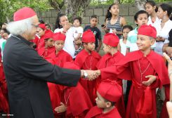 Comunidad Los Ladinos recibe jubilosa a Cardenal Leopoldo Brenes